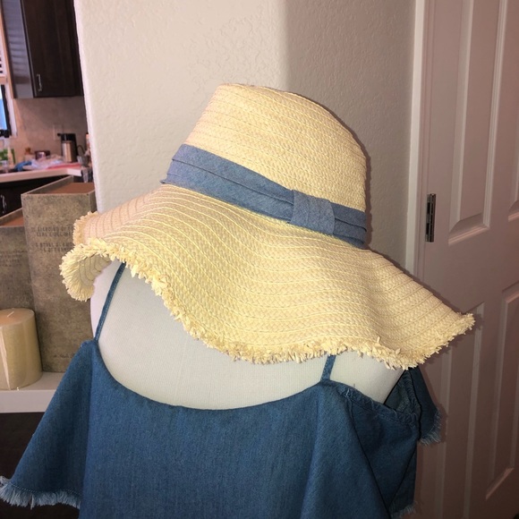 Straw hat with chambray band - Picture 3 of 4